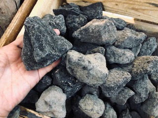 黒い溶岩石